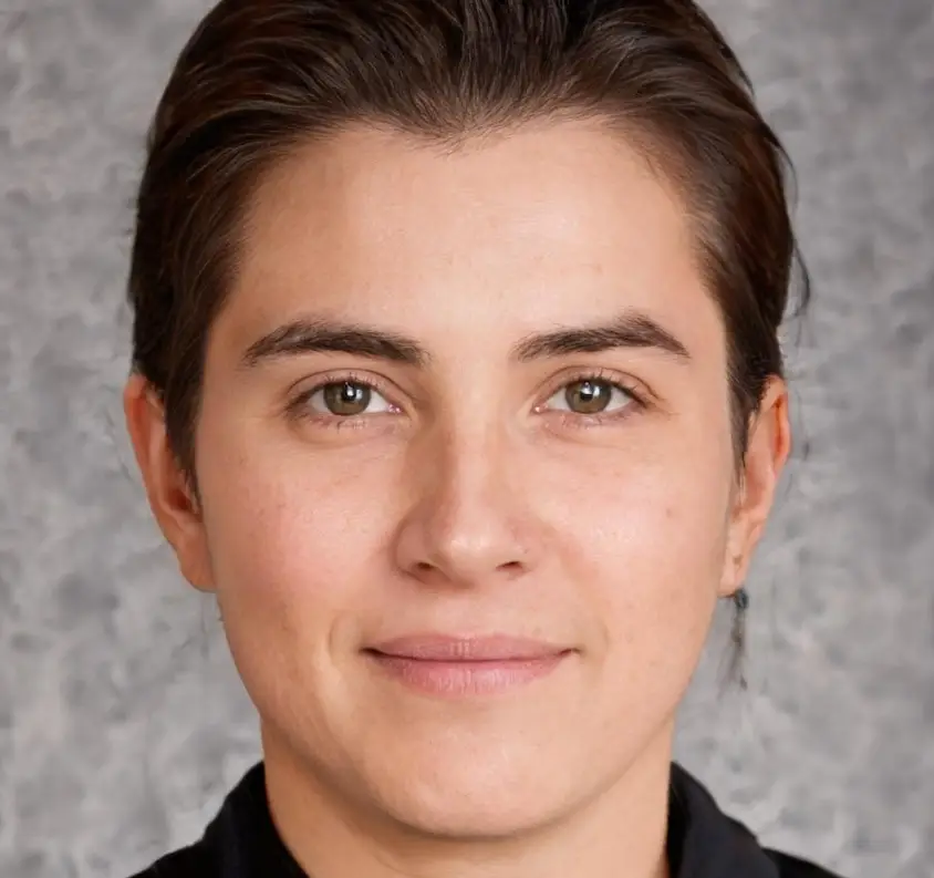 Sara García sonriendo en la mesa de ElRincónFino